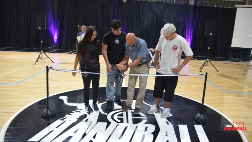 Estudiantes de Olavarría inauguró su nuevo parquet Estudiantes de Olavarría inauguró su nuevo parquet