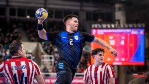 Jugadores disputando un partido para explicar las principales reglas del handball