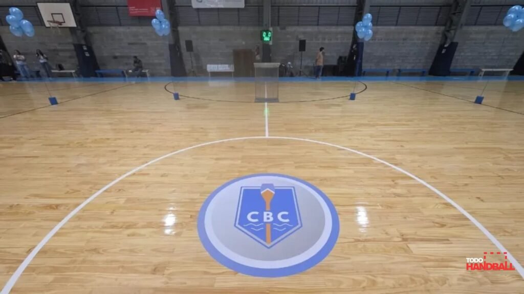 Campana Boat Club inauguró el nuevo piso de parquet de su polideportivo